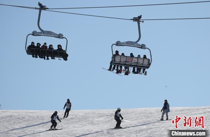 圖為滑雪場現(xiàn)場?！≡S婷 攝