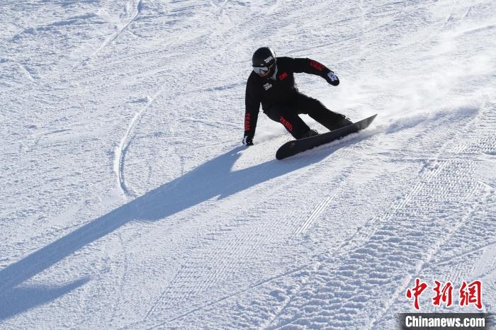 圖為滑雪場現(xiàn)場?！≡S婷 攝