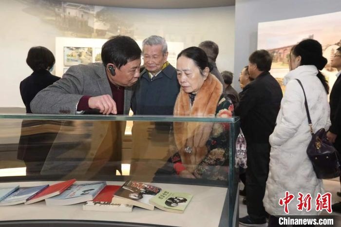 船政后裔在參觀新館?！￡悤造o 攝