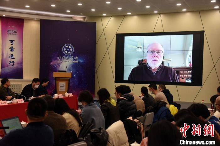 美國伊利諾伊大學教授理查德？克魯切爾通過視頻點評FAST測量星際磁場最新研究成果?！?lt;a target='_blank' href='/'>中新社</a>記者 孫自法 攝