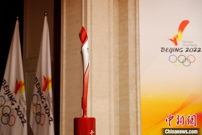 展示的北京冬奧會火炬?！〗x 攝