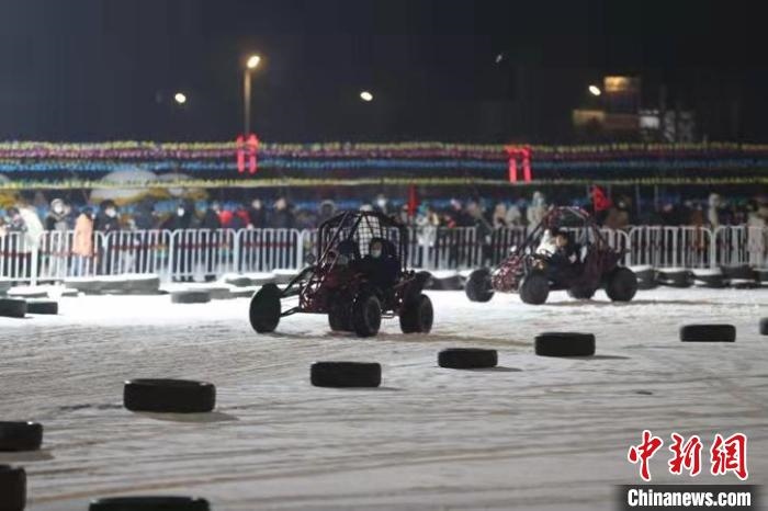 來(lái)吧，一起體驗(yàn)雪地越野車(chē)的刺激吧。　于海洋 攝