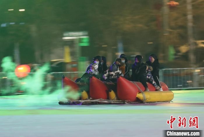 民眾沉醉在冰上香蕉船的快樂(lè)中?！∮诤Ｑ?攝