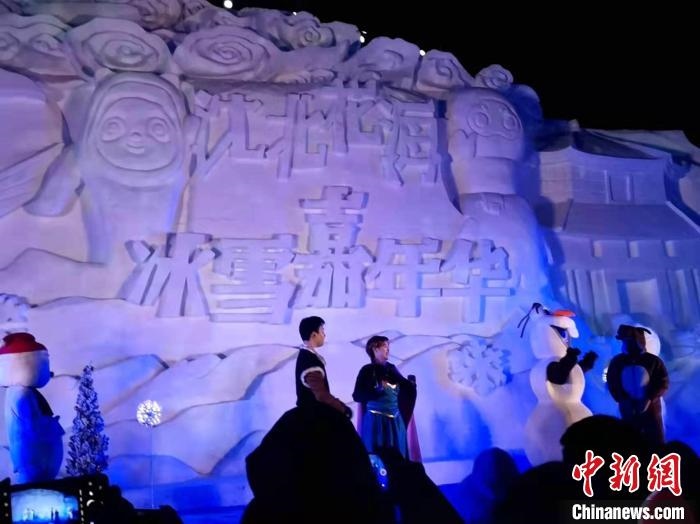 活動(dòng)現(xiàn)場(chǎng)表演的《冰雪奇緣》很受歡迎?！≮w桂華 攝