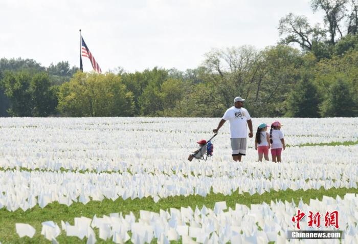 當?shù)貢r間2021年9月18日，美國首都華盛頓國家廣場上插著數(shù)十萬白色旗幟，悼念新冠逝者。這個名為“在美國：銘記”藝術裝置由美國藝術家弗斯滕伯格(Suzanne Firstenberg)策劃，她計劃在兩周內(nèi)與公眾一起在華盛頓國家廣場插上與美國新冠死亡病例數(shù)對應的白旗，以示悼念。 <a target='_blank' href='/'>中新社</a>記者 陳孟統(tǒng) 攝