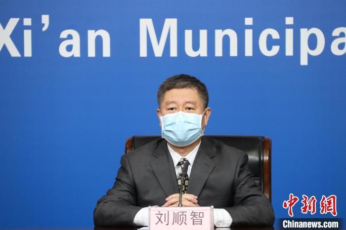 圖為西安市衛(wèi)生健康委主任劉順智6日在新聞發(fā)布會(huì)上?！∥靼彩姓﹫D