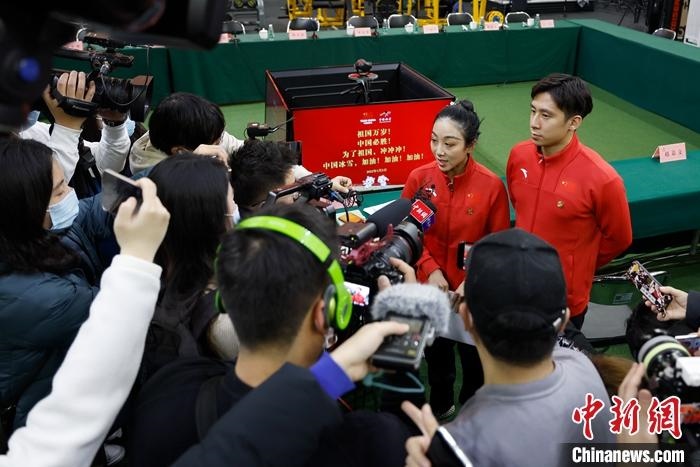 1月5日晚，全力沖刺北京冬奧學(xué)習(xí)座談會在北京舉行。座談會后，中國花樣滑冰雙人滑組合隋文靜、韓聰接受記者采訪。 <a target='_blank' href='/'>中新社</a>記者 富田 攝