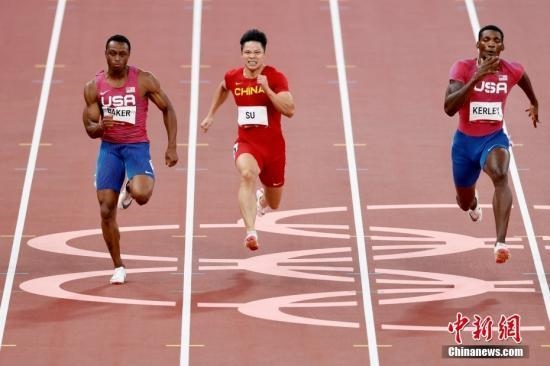 資料圖：北京時(shí)間8月1日晚，在東京奧運(yùn)會(huì)男子百米決賽中，中國(guó)選手蘇炳添以9.98秒的成績(jī)獲得第六名，作為首位闖進(jìn)奧運(yùn)男子百米決賽的中國(guó)人，他再次創(chuàng)造了歷史。圖為蘇炳添在比賽中。<a target='_blank' href='/'>中新社</a>記者 富田 攝