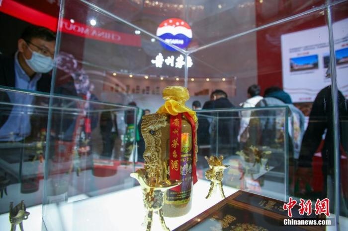 10月19日，天津，參觀者在中國茅臺展位參觀展示的白酒。當(dāng)天，第105屆全國糖酒商品交易會在國家會展中心(天津)啟幕。本屆糖酒會展覽總面積20萬平方米，吸引了來自40多個國家和地區(qū)的3504家參展商參展，共設(shè)置了傳統(tǒng)酒類、葡萄酒及國際烈酒、食品及飲料、調(diào)味品及配料、食品機(jī)械及包裝等展區(qū)。 <a target='_blank' href='/'>中新社</a>記者 佟郁 攝