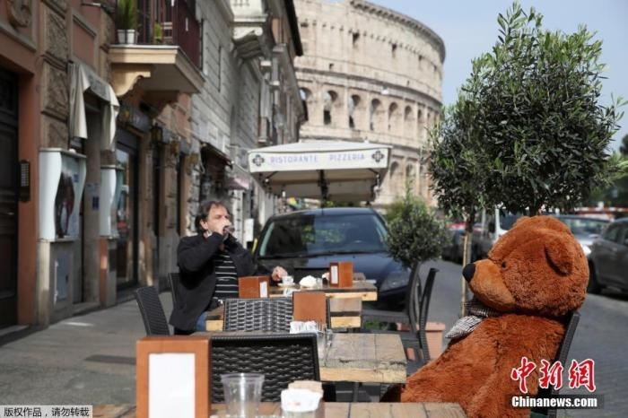 資料圖：意大利羅馬斗獸場(chǎng)附近的酒吧，顧客在露臺(tái)上喝酒。