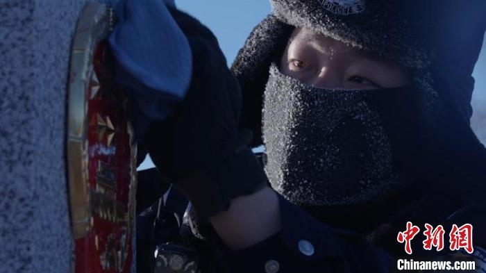 圖為恩和哈達邊境派出所的9名民警踏雪巡邊?！⒕S明 攝