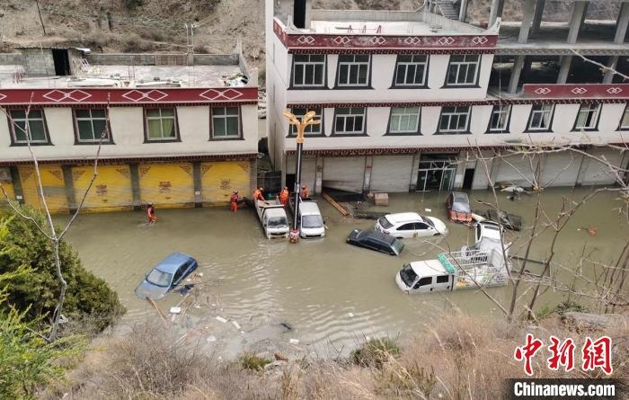 救援人員正在丹巴一處民房被淹處搜尋和轉(zhuǎn)移人員。　周勇 攝