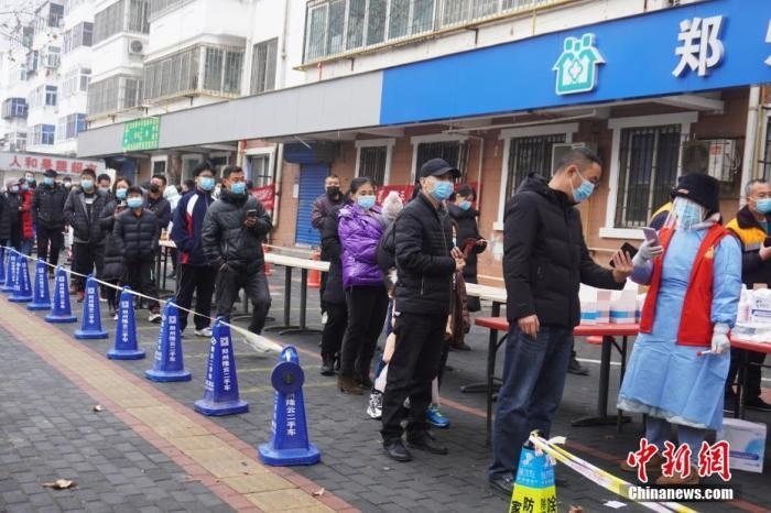 資料圖：1月7日，河南鄭州，市民有序排隊進行核酸檢測。<a target='_blank' href='/'>中新社</a>記者 劉鵬 攝