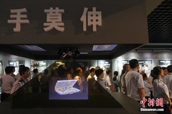 資料圖：2015年10月，海南省公安廳組織黨員干部前往反腐倡廉警示教育基地參觀受教。洪堅(jiān)鵬 攝