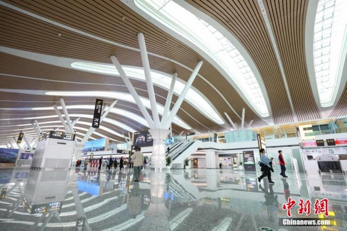 資料圖：貴陽龍洞堡國際機場T3航站樓出發(fā)大廳。 瞿宏倫 攝