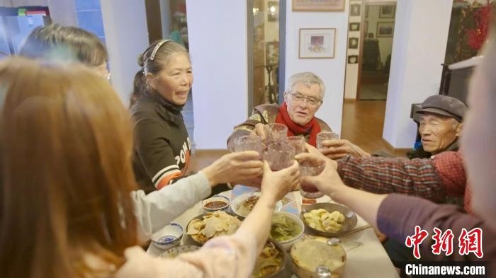 圖為賀歲紀錄片《“洋女婿”的中國年》劇照?！『h航 攝