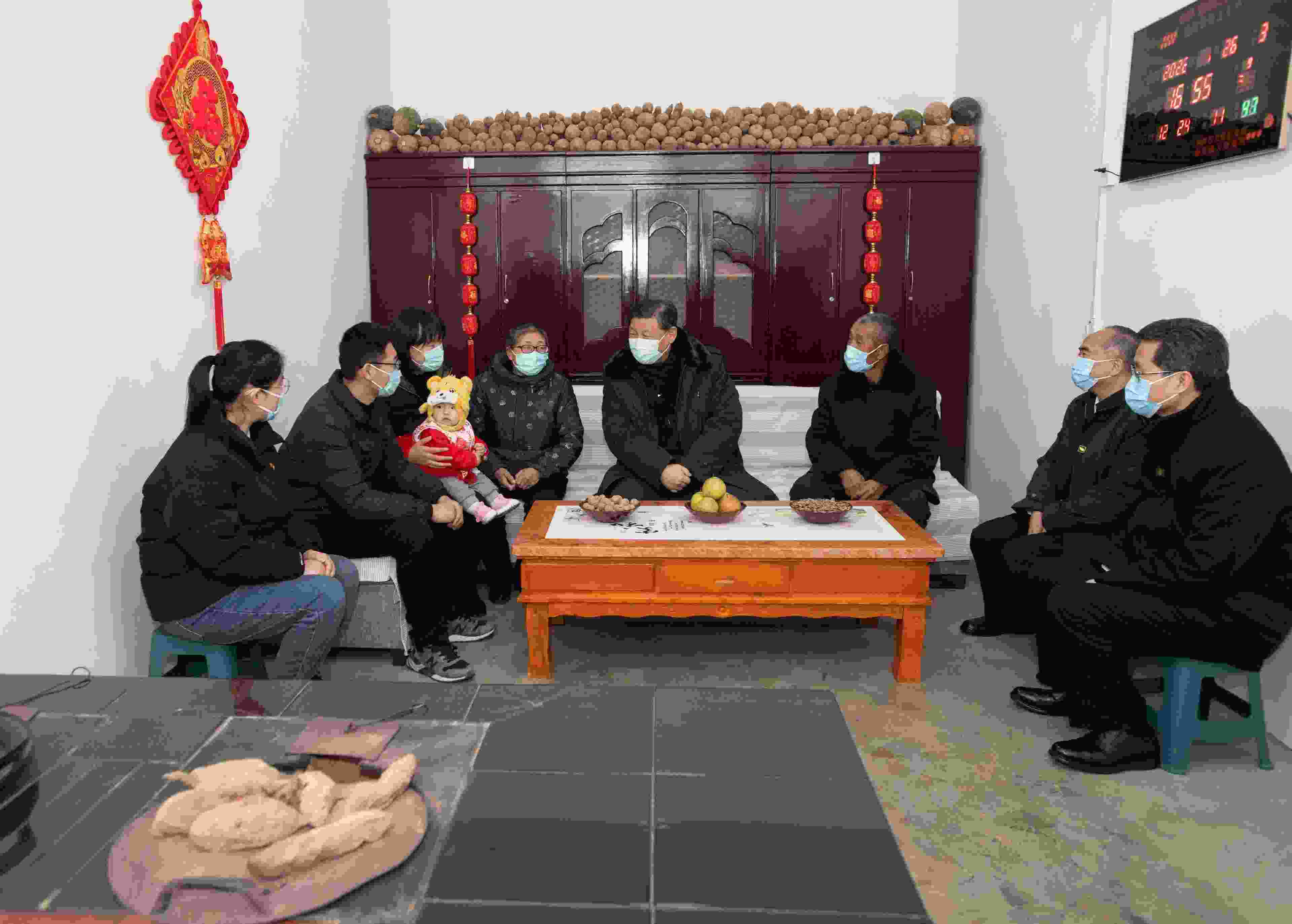 △2022年1月26日，中共中央總書記、國家主席、中央軍委主席習近平在臨汾市汾西縣僧念鎮(zhèn)段村同村民蔡文明一家親切交流。