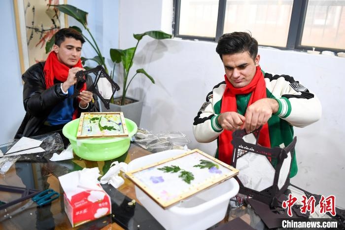 巴基斯坦留學(xué)生制作燈籠。　楊華峰 攝