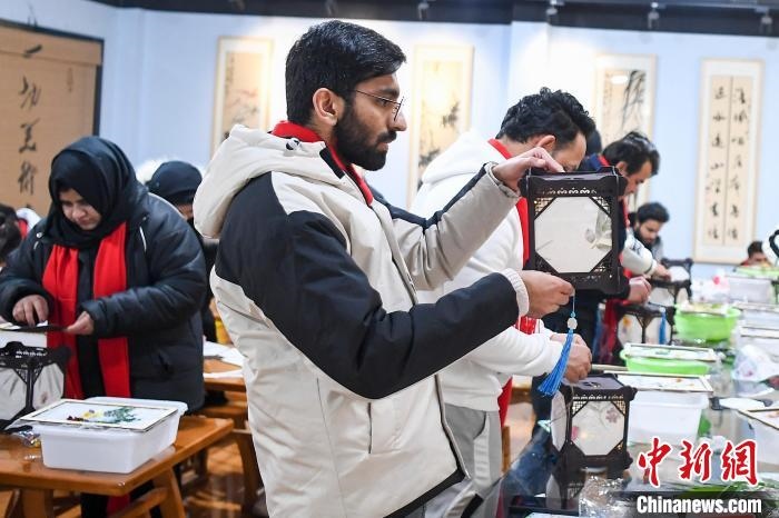 巴基斯坦留學(xué)生制作燈籠?！钊A峰 攝