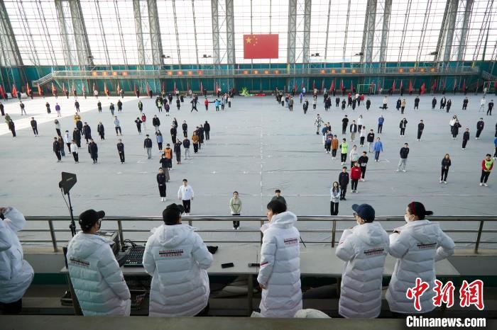 北京冬奧會閉幕式開始前，演員們在進行排練。　張文海 供圖