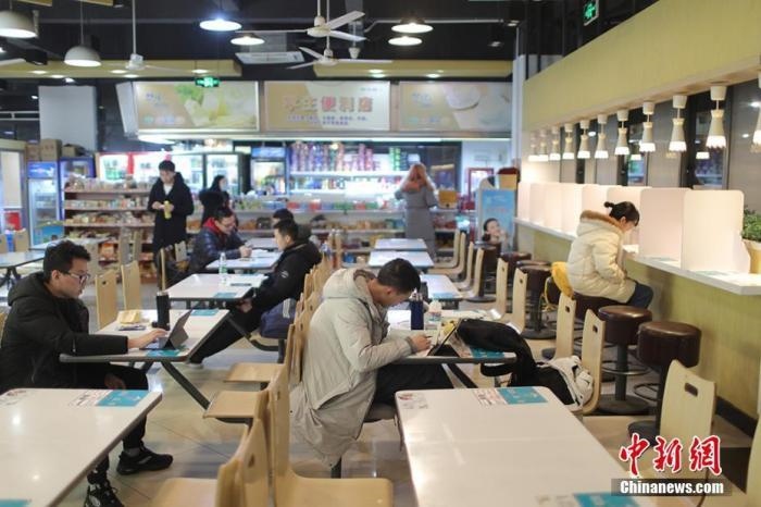 資料圖：考研學(xué)生在食堂內(nèi)復(fù)習(xí)。 泱波 攝