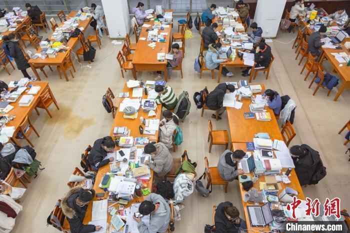 資料圖：南昌大學(xué)圖書館自習(xí)室內(nèi)，考生正在緊張復(fù)習(xí)。　劉力鑫 攝
