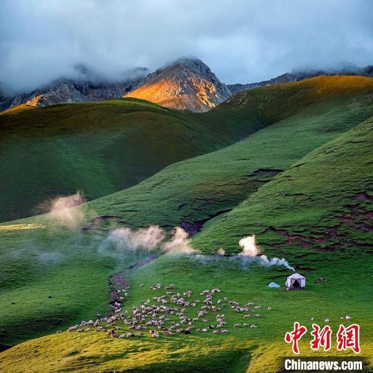 圖為作品《晨光炊煙》?！〗股?攝