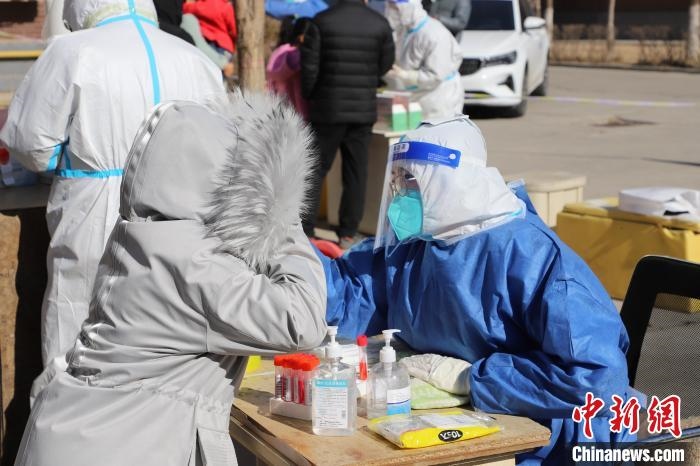 呼和浩特市民做核酸?！埩只?攝