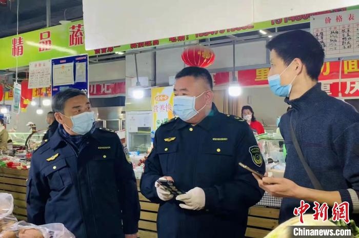 圖為執(zhí)法人員進行調(diào)查?！±铈面谩z