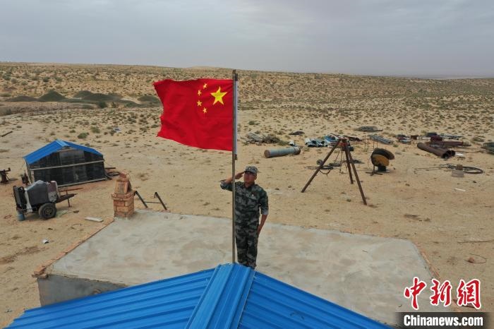 圖為每天升旗是謝寶民的必修課?！∈茉L者供圖