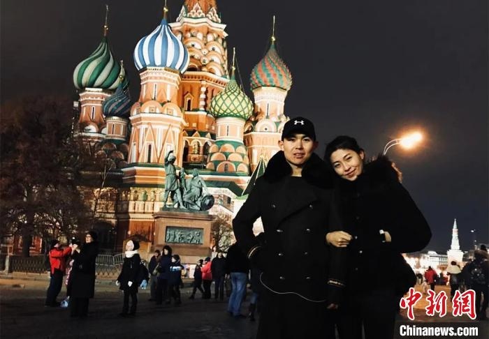 圖為敖木希勒夫婦留學(xué)合影?！“侥鞠＠展﹫D