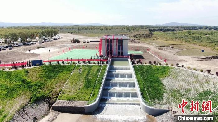 圖為生態(tài)補(bǔ)水現(xiàn)場。　范效孔 攝