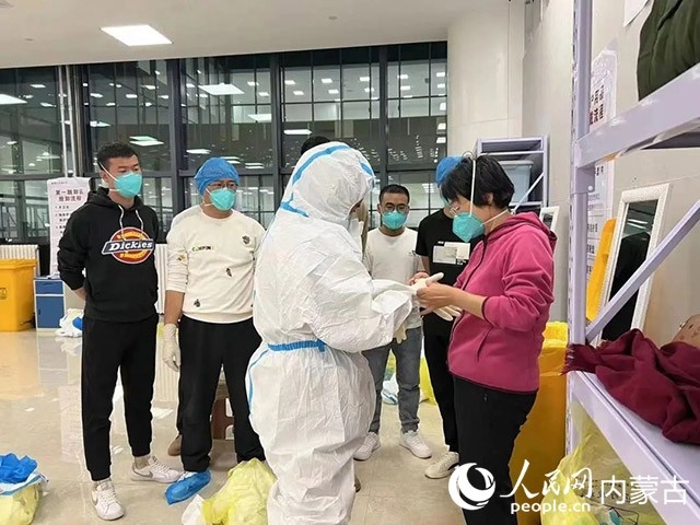 醫(yī)護(hù)人員正在方艙醫(yī)院工作。呼和浩特市第一醫(yī)院供圖
