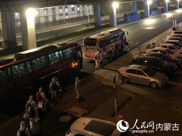 高校學(xué)生有序登車，前往隔離點(diǎn)。內(nèi)蒙古教育廳供圖