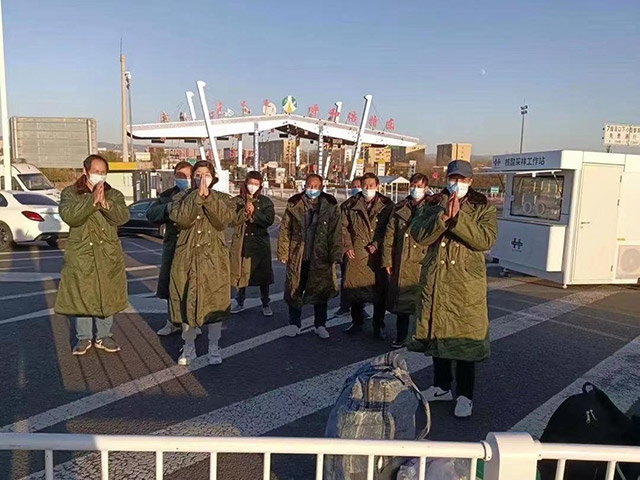 護送農(nóng)民工安全返鄉(xiāng)。賽罕區(qū)民政局供圖