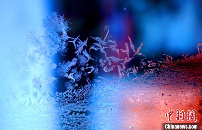 點(diǎn)點(diǎn)冰花像一個(gè)個(gè)小精靈。　孫書(shū)程 攝