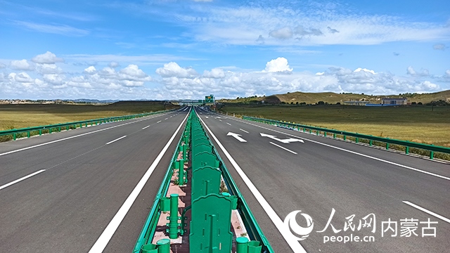 G1611經(jīng)棚至烏蘭布統(tǒng)高速公路項目。人民網(wǎng)記者 趙夢月攝