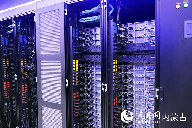 內(nèi)蒙古高性能計算公共服務平臺機房。人民網(wǎng)記者 苗陽攝