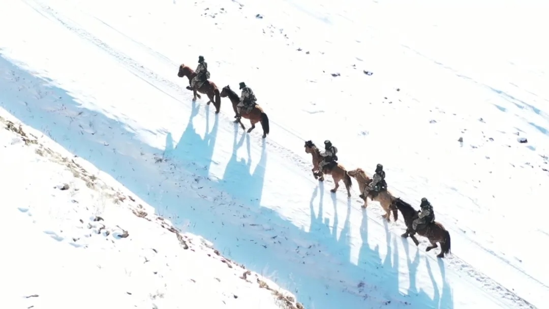 迎著朝陽(yáng)在邊防線上巡邏的執(zhí)勤官兵。賴志強(qiáng) 攝.webp.jpg