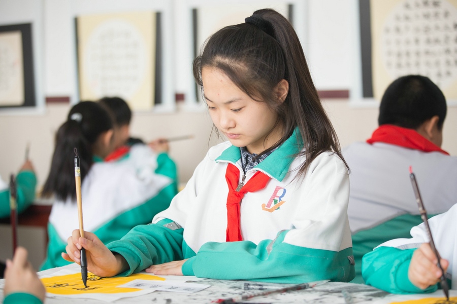 北重一小，學(xué)生正在書寫毛筆字 (2).jpg