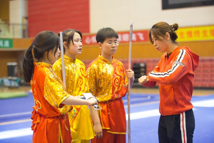 1618313087237240.jpg 教練蘆芯正在指導(dǎo)隊(duì)員技術(shù)動(dòng)作.jpg