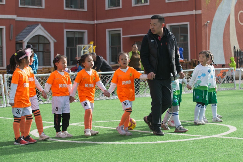 8.趣味比賽結(jié)束后，足球教師武穆帶領孩子們到場邊謝場.jpg