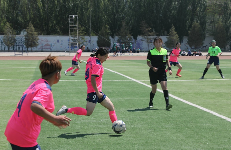 3.大學(xué)生足球聯(lián)賽本科組比賽現(xiàn)場(chǎng)，內(nèi)蒙古民族大學(xué)（粉色）對(duì)陣呼和浩特民族學(xué)院.JPG