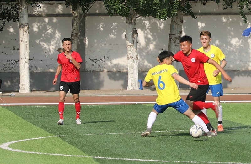 2.大學(xué)生足球聯(lián)賽本科組比賽現(xiàn)場(chǎng)，內(nèi)蒙古工業(yè)大學(xué)（紅色）對(duì)陣內(nèi)蒙古醫(yī)科大學(xué).jpg