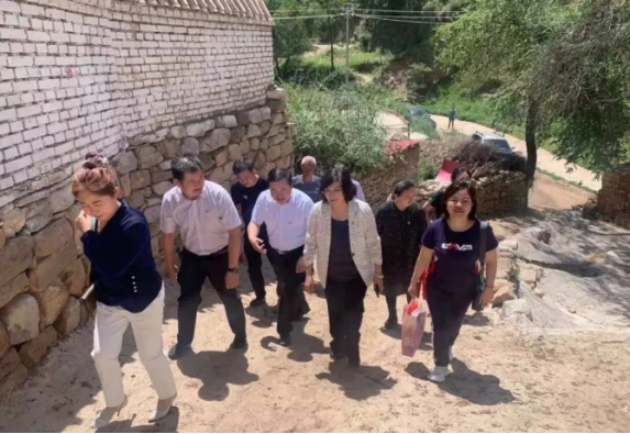 1625105240299189.png “七一”前夕 青城女商赴清水河縣慰問(wèn)困難老黨員和困難群眾211.png