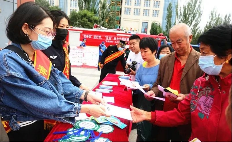 1631524725362607.jpg 賽罕區(qū)舉行“永遠跟黨走 文明我同行”創(chuàng)城集中宣傳活動 4.jpg