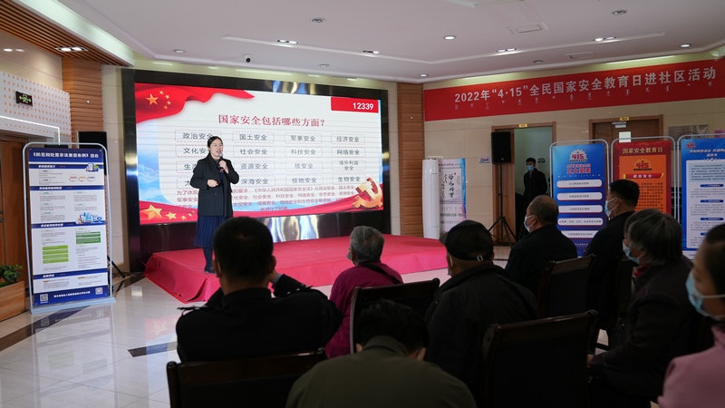 線下聯(lián)合各國(guó)家安全委員單位同步開展“國(guó)家安全進(jìn)社區(qū)”活動(dòng)，現(xiàn)場(chǎng)通過以國(guó)家安全知識(shí)問答為主線，穿插烏蘭牧騎演出、國(guó)家安全宣講、發(fā)放國(guó)家安全法律法規(guī)讀本等形式，圍繞什么是國(guó)家安全、國(guó)家安全包含哪些內(nèi)容、如何維護(hù)國(guó)家安全等方面，為社區(qū)老百姓開展宣傳宣講，同時(shí)作為現(xiàn)場(chǎng)“進(jìn)社區(qū)”活動(dòng)與線上直播活動(dòng)連線，把現(xiàn)場(chǎng)熱烈氣氛帶到網(wǎng)絡(luò)，與大家共同分享。 (4)_副本.jpg