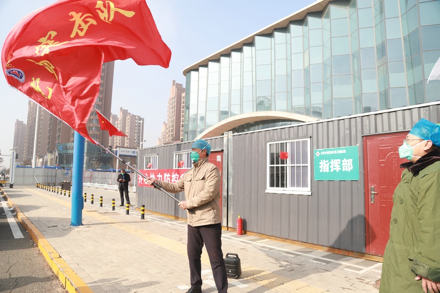 1670035700477351.jpg 水岸小鎮(zhèn)2號(hào)方艙黨日活動(dòng)授旗.JPG