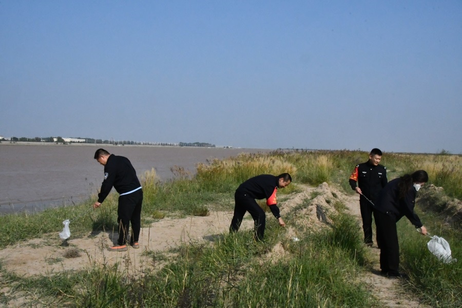 開展“保護(hù)黃河母親河”志愿活動.JPG