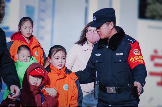 站好“護(hù)學(xué)崗”，守護(hù)“成長路”——南地公安持續(xù)開展護(hù)學(xué)行動494.png